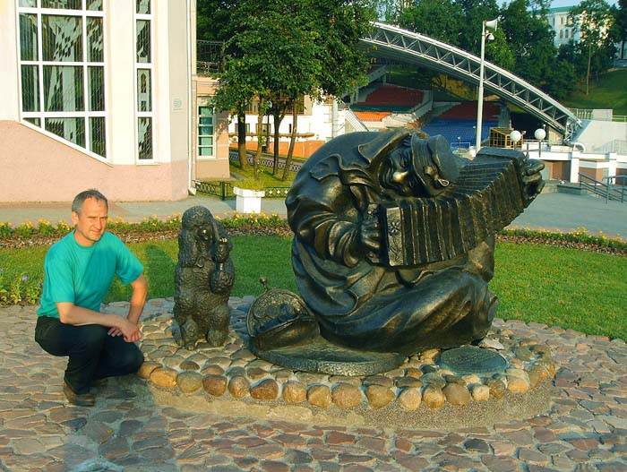 Памятник клоуну с собачкой